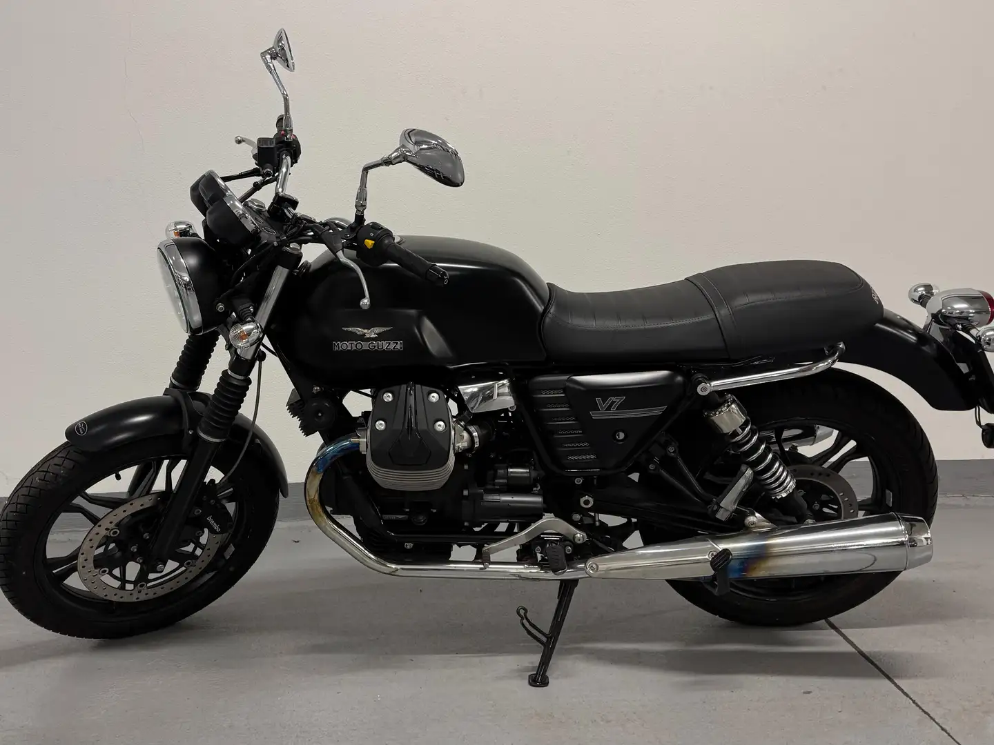 Moto Guzzi V 7 Stone Negro - 1