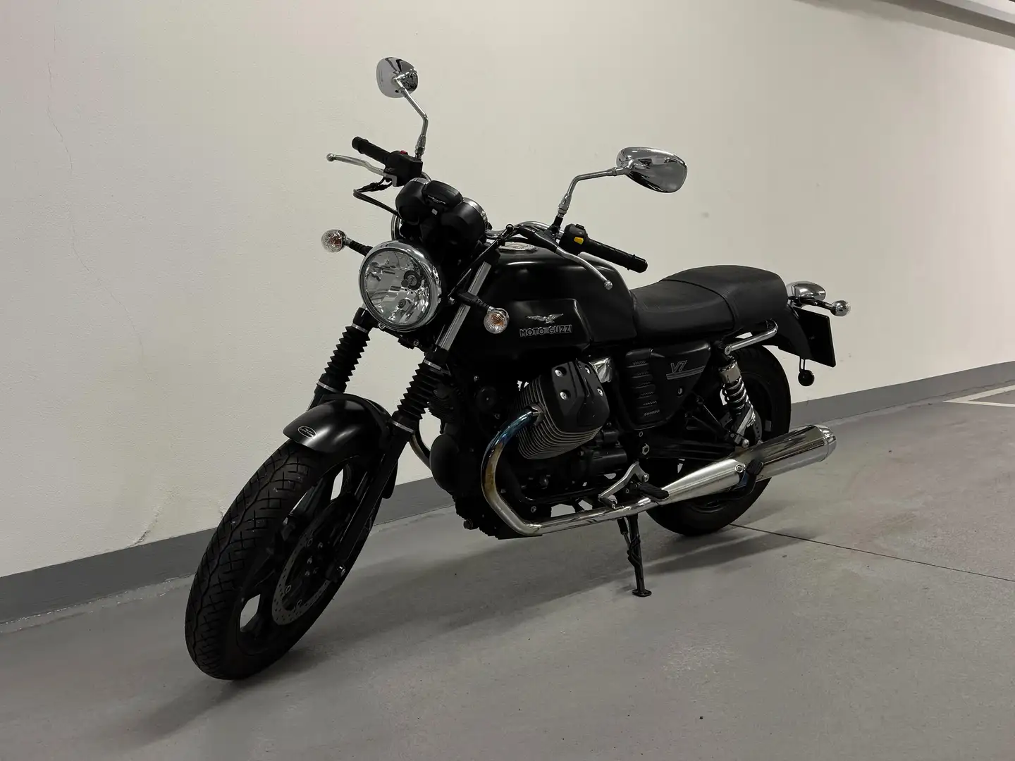 Moto Guzzi V 7 Stone Negro - 2