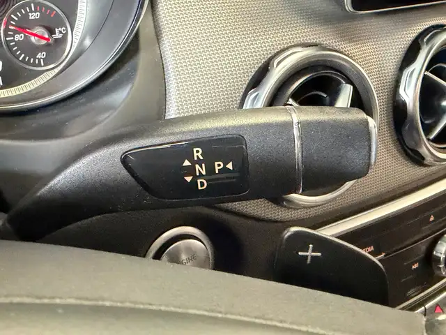 Mercedes-Benz GLA view 23