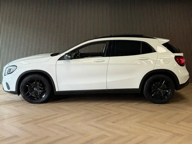 Mercedes-Benz GLA view 4