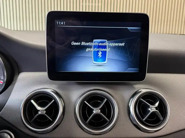 Mercedes-Benz GLA view 30