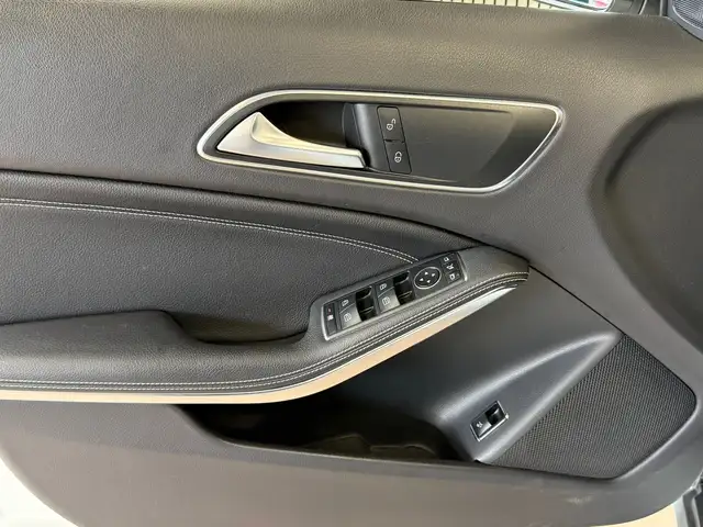 Mercedes-Benz GLA view 17