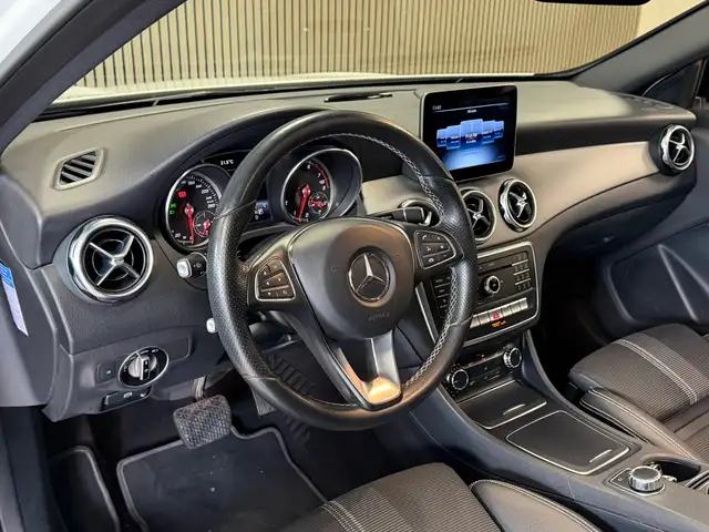 Mercedes-Benz GLA view 15
