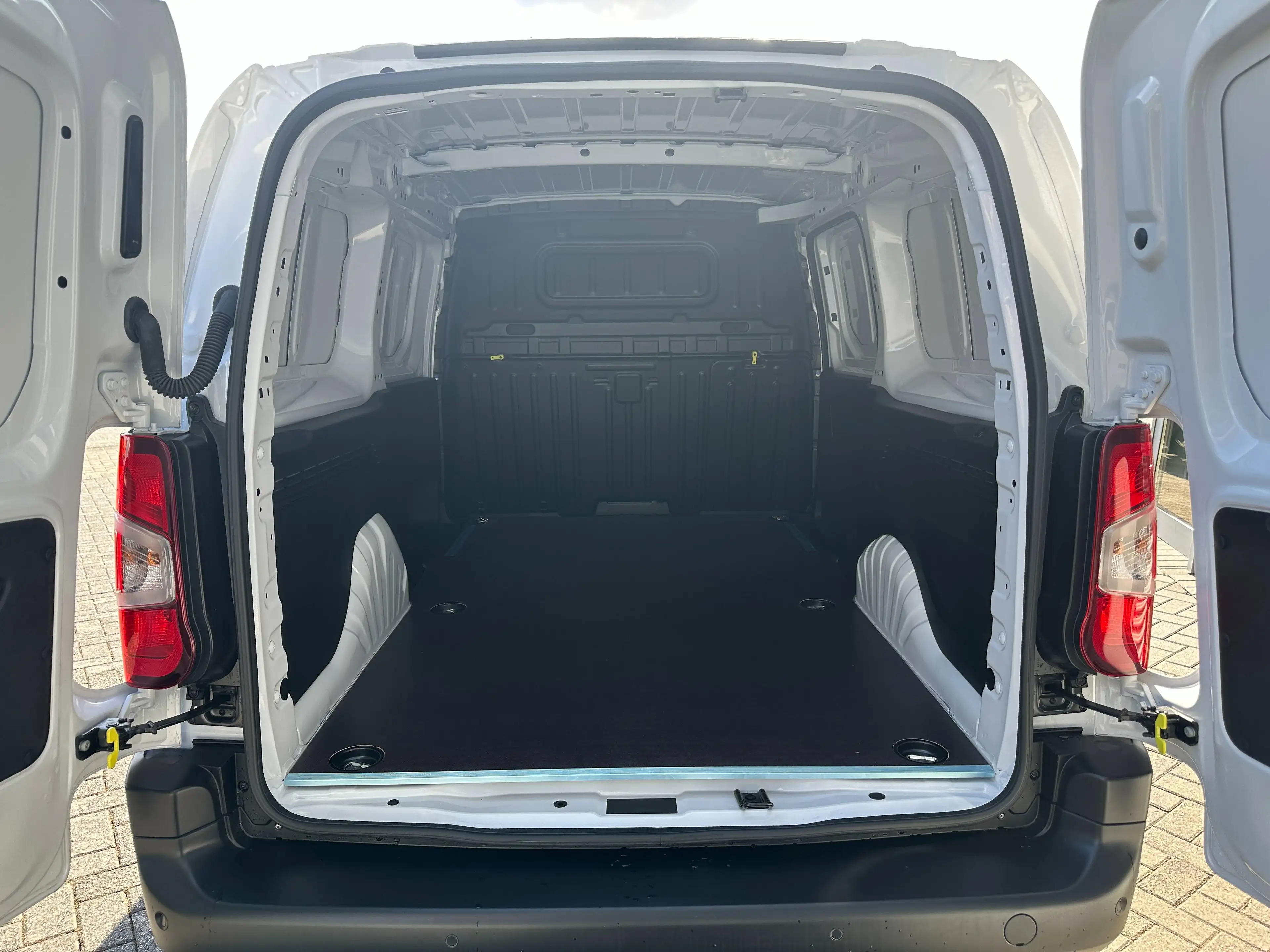 Fiat Doblo Kastenwagen XL L2 / Heckflügeltüren / Laderaumboden aus Holz — photo 10