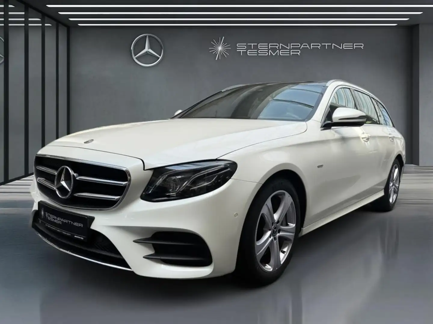 Mercedes-Benz E 300 T AMG+AVANTGARDE+PANO+KAMERA+NAVI+LED+SHZ Wit - 2