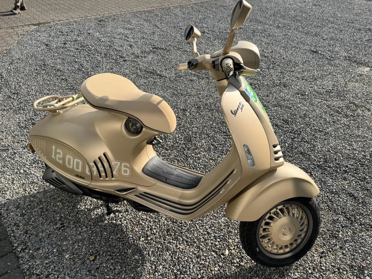 Vespa 946 Dragon "Limited" ABS Beige - 1