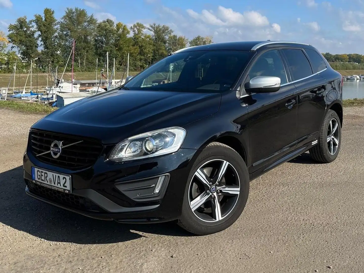 Volvo XC60 Momentum 2WD-R Design innen und außen-Xenon-Ahk Schwarz - 1