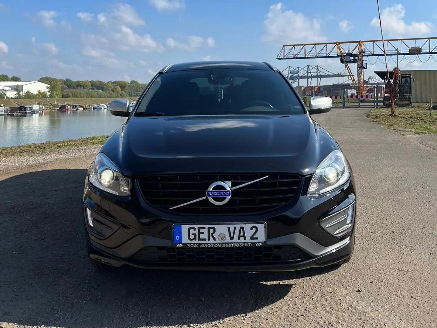 Volvo XC60 Momentum 2WD-R Design innen und außen-Xenon-Ahk Schwarz - 2
