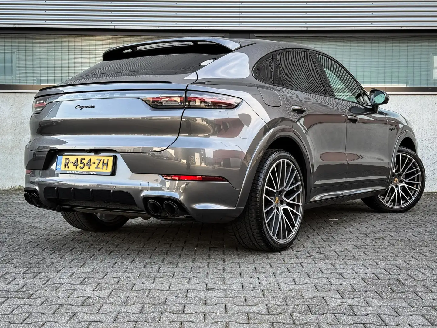 Porsche Cayenne Coupé 3.0 E-Hybrid | Sport Design | Panorama | Tre Grijs - 2
