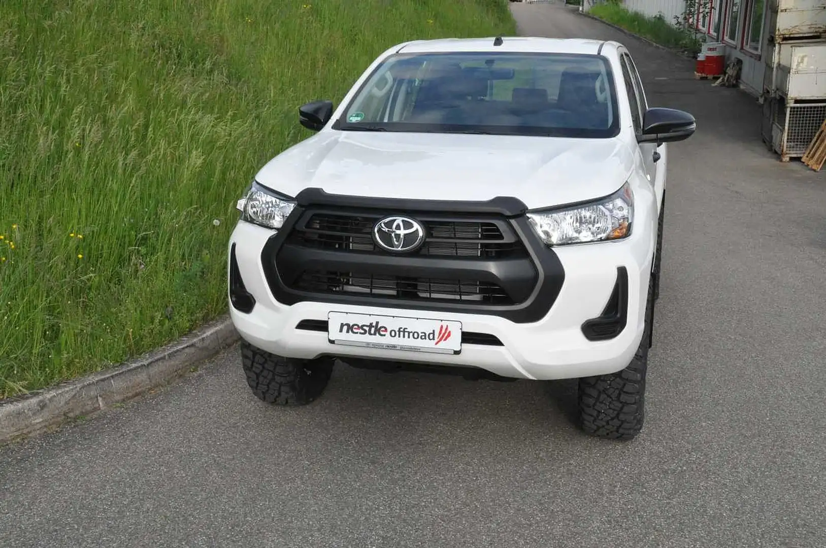 Toyota Hilux 2.4 4x4 Double Cab Duty NESTLE OFFROAD Weiß - 2