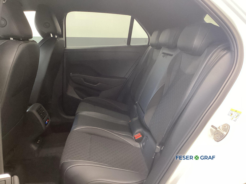 Volkswagen T-Roc R-Line 1.5 eTSI Matrix 360° HUD Keyless — photo 9