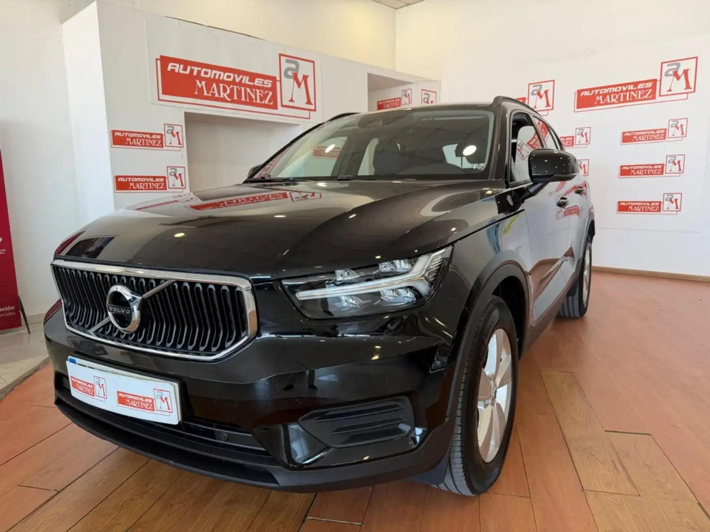 Volvo XC40 T2 Momentum Core Negro - 1