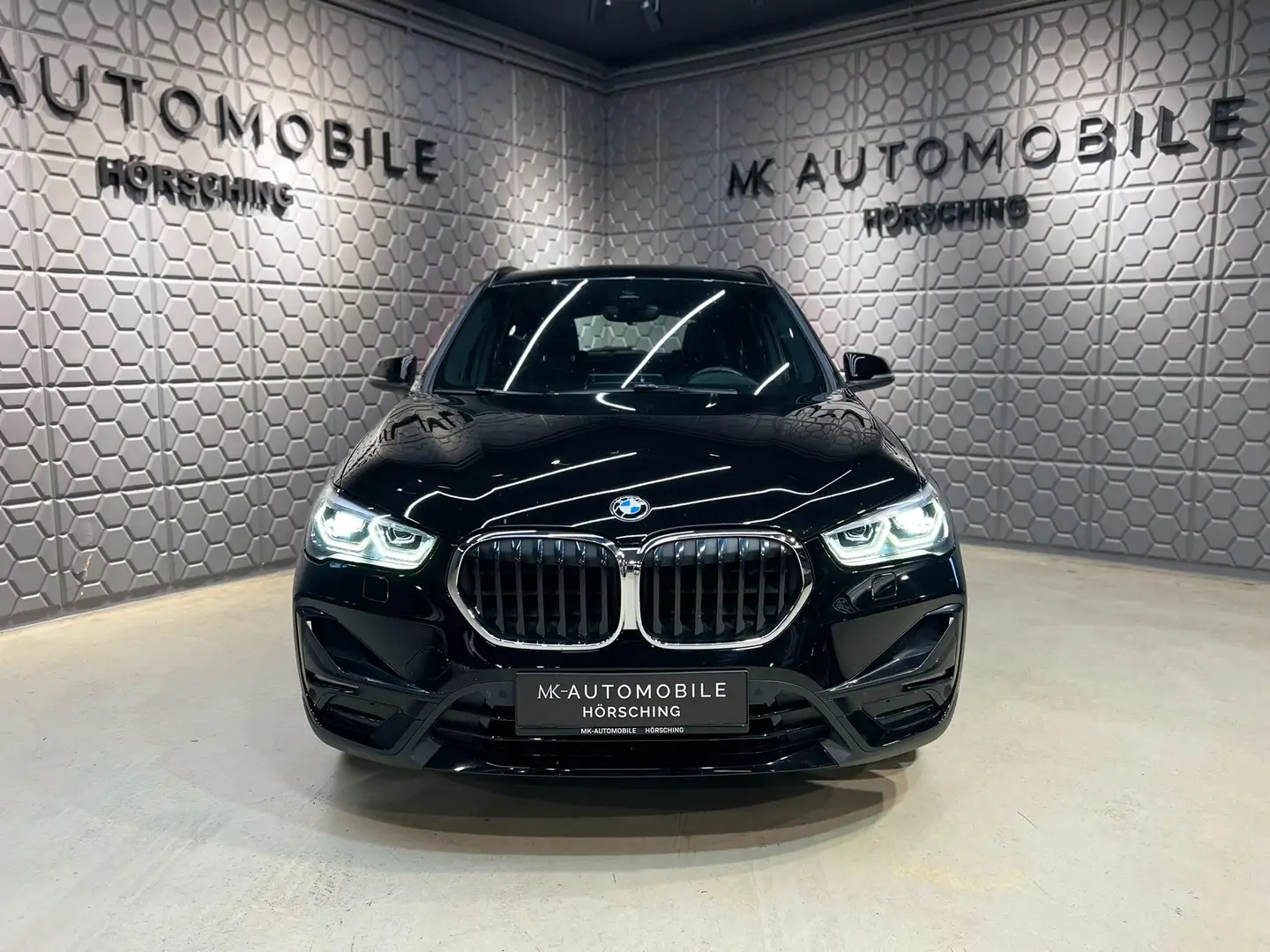 BMW X1 sDrive 18d Sport Line*HIFI*RFK*AMBIENTE*HUD*ISOFIX Schwarz - 2