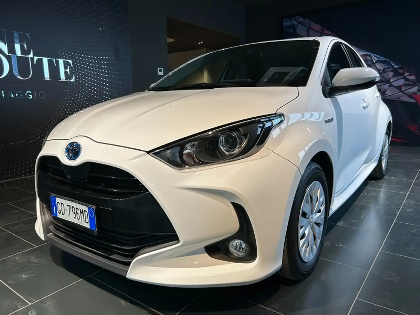 Toyota Yaris 1.5 Hybrid Active Bianco - 1