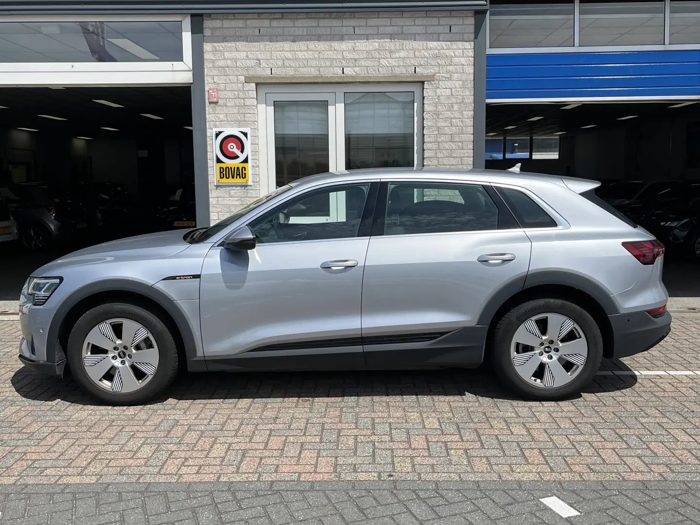 Audi e-tron 55 quattro edition 95 kWh / AUTOMAAT/ DIGITAL DASH Grijs - 2