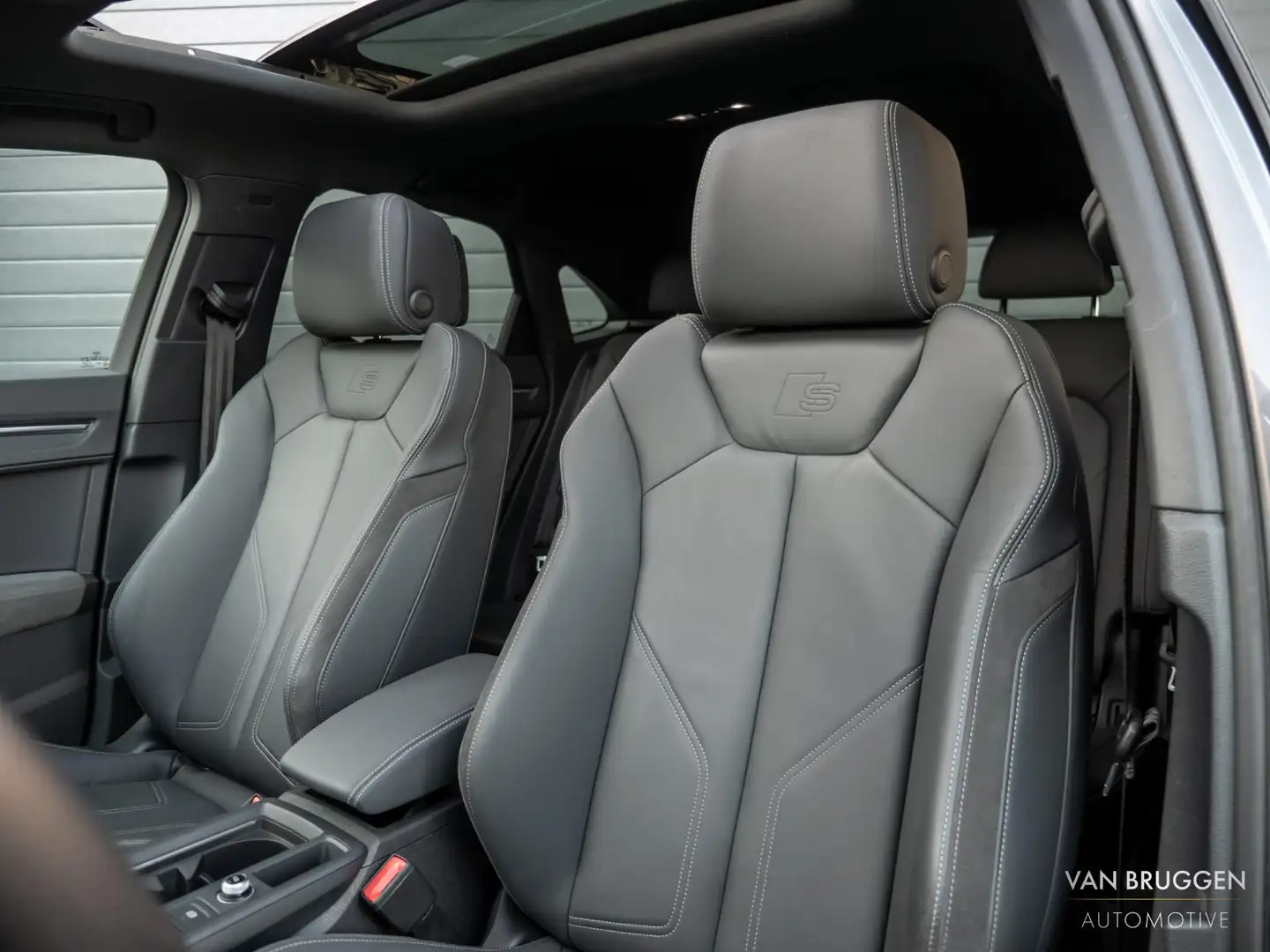 Audi Q3 Sportback 35 TFSI S-Line Pano E-Stoelen 360 Keyles Grijs - 2