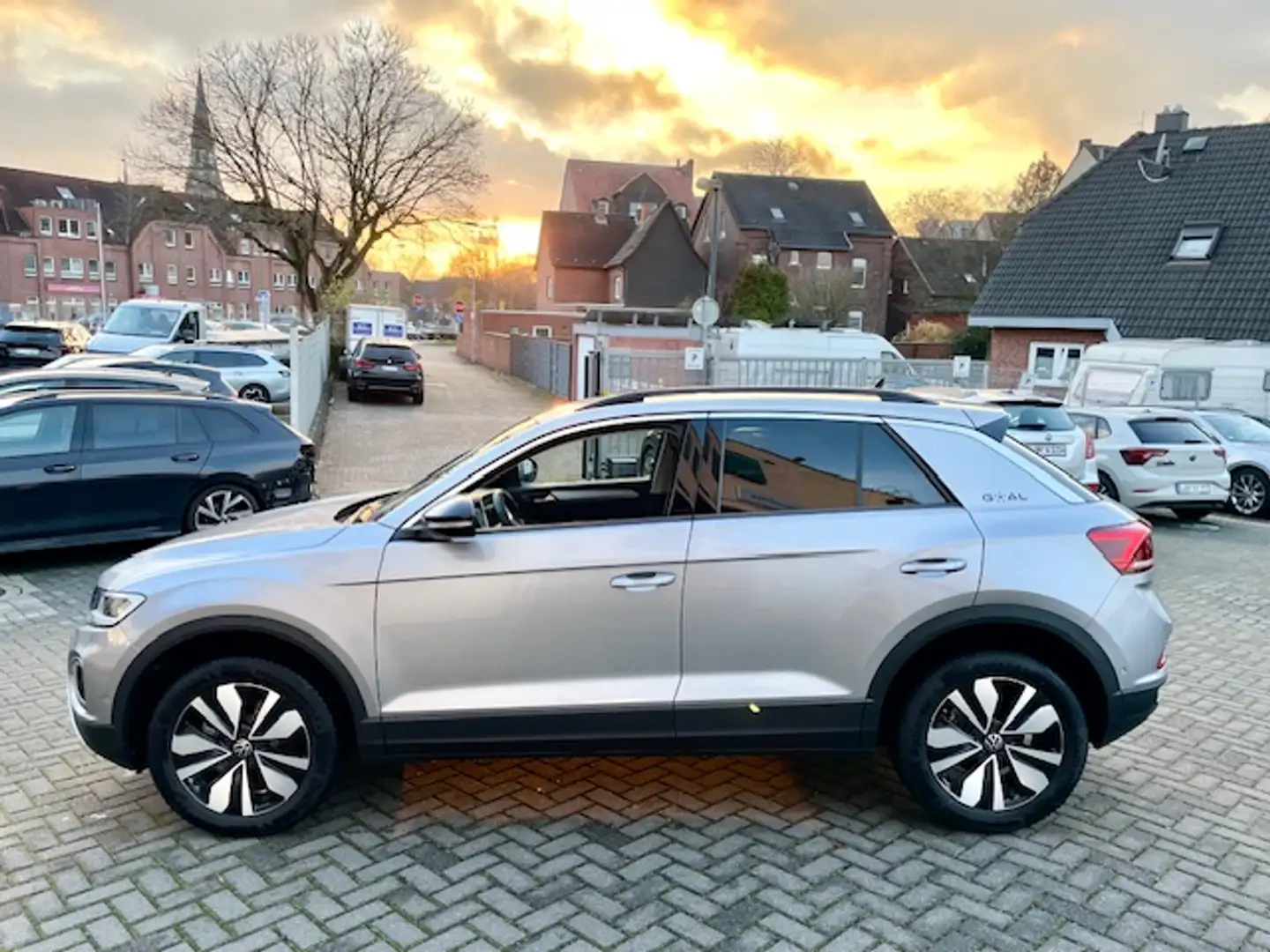Volkswagen T-Roc 2.0TDi DSG Goal R-Kamera ACC SideAssist Navi LE... Grau - 2
