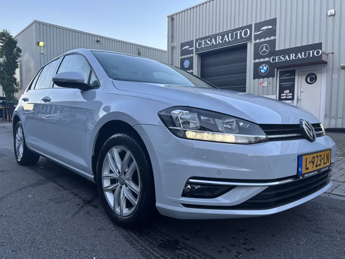 Volkswagen Golf 1.4 TSI Highline Business R / 167 DKM / 2017 Weiß - 1