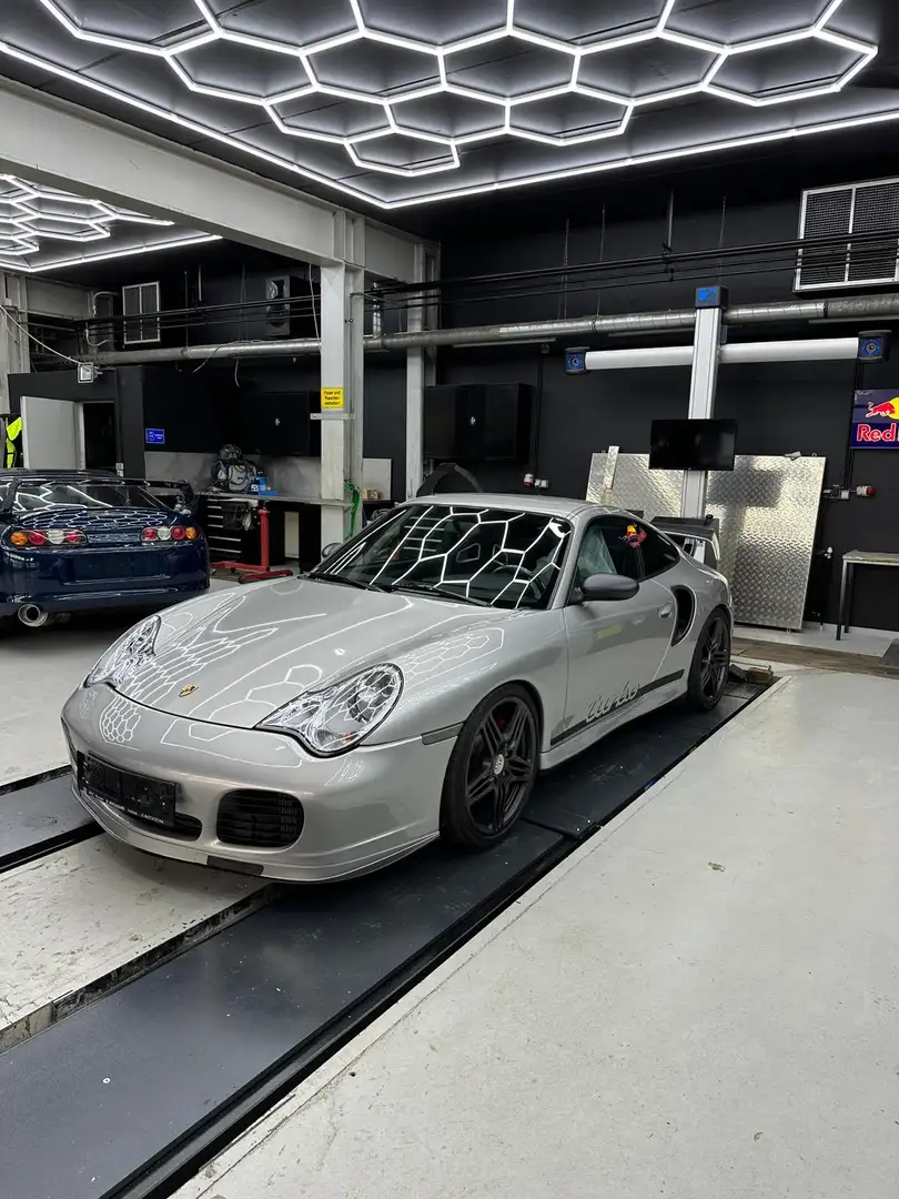 Porsche 996 911 Carrera 4 Coupé - 1