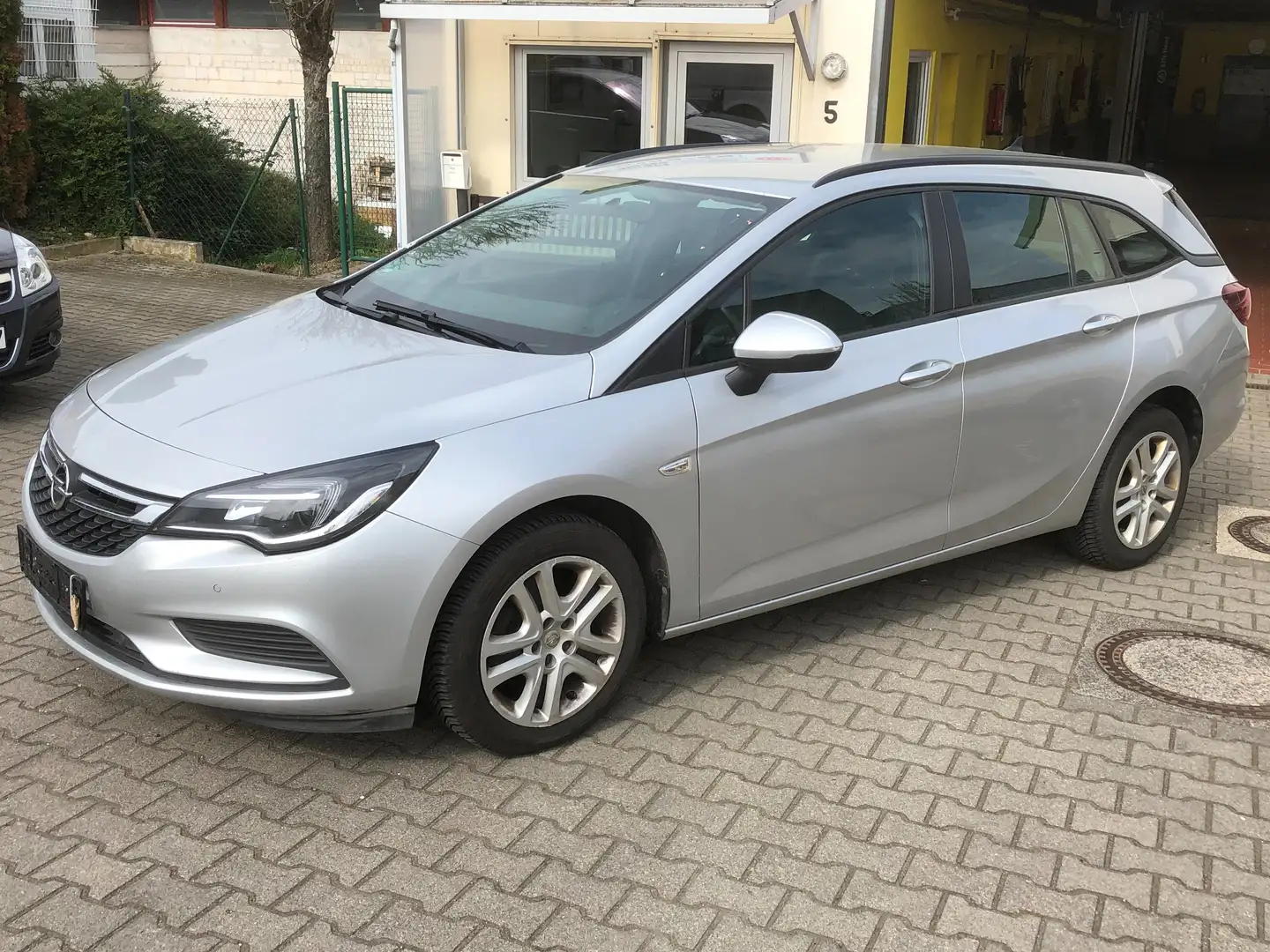 Opel Astra 1,6 cdti Kombi Edition Start-Stop/ Navi/LED/PDC Silber - 1