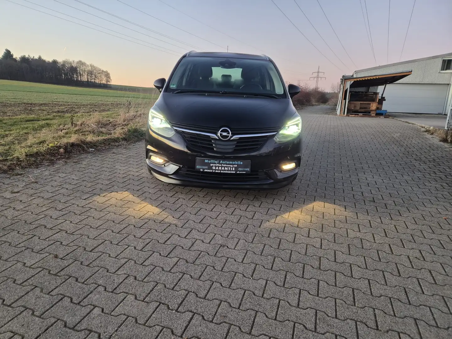 Opel Zafira Innovation Schwarz - 2