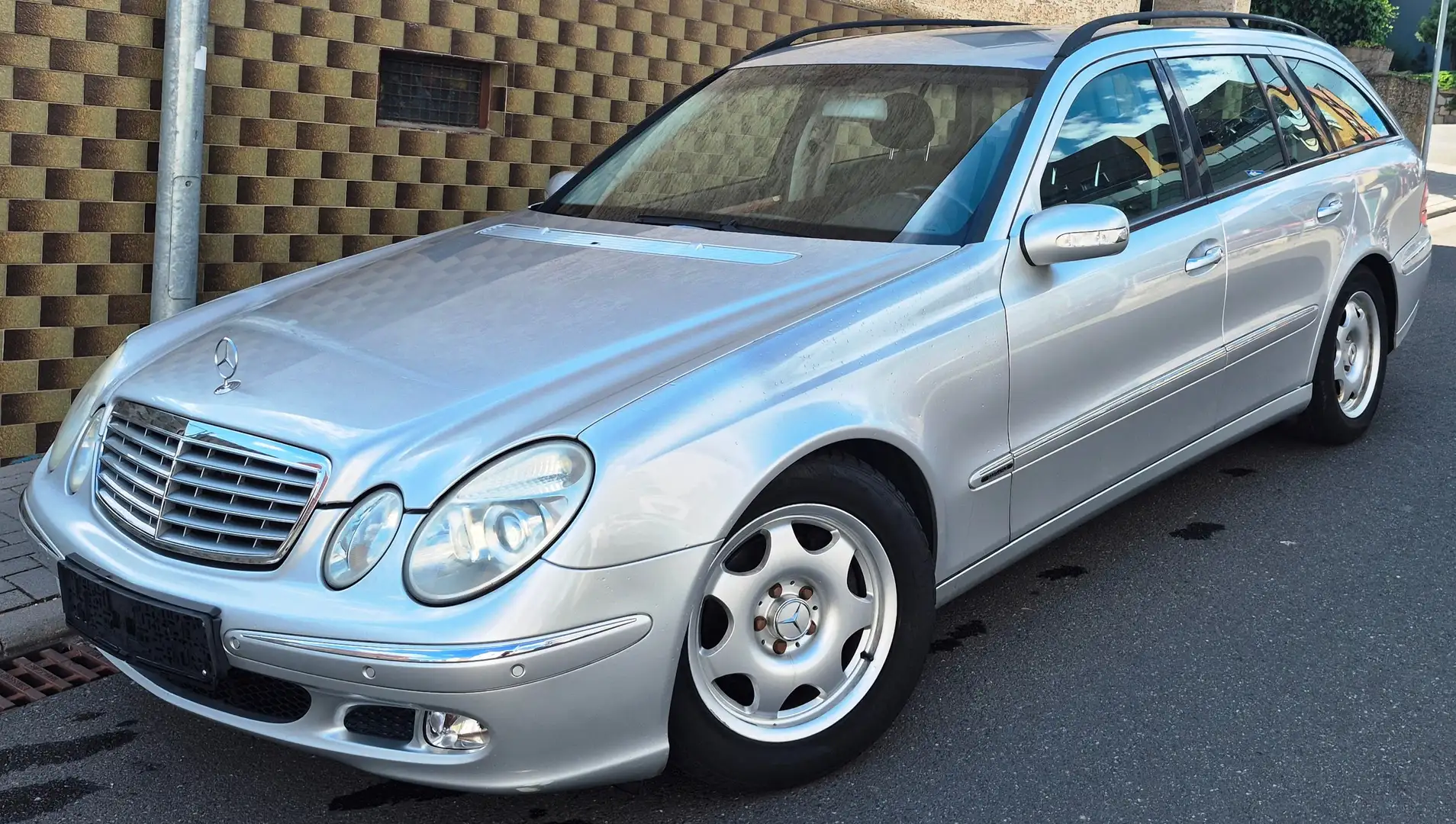Mercedes-Benz E 200 Automatik PDC Sitzheizung Serviceheft Tüv neu Stříbrná - 2