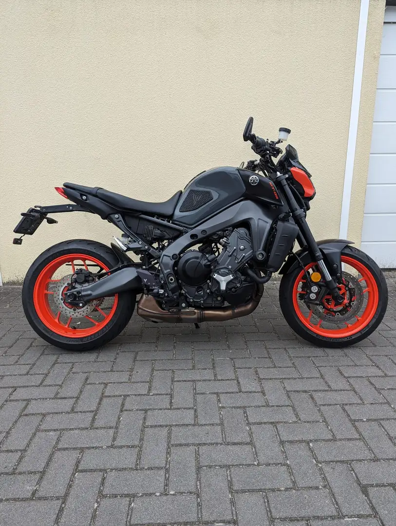 Yamaha MT-09 Storm-Fluo Rojo - 2