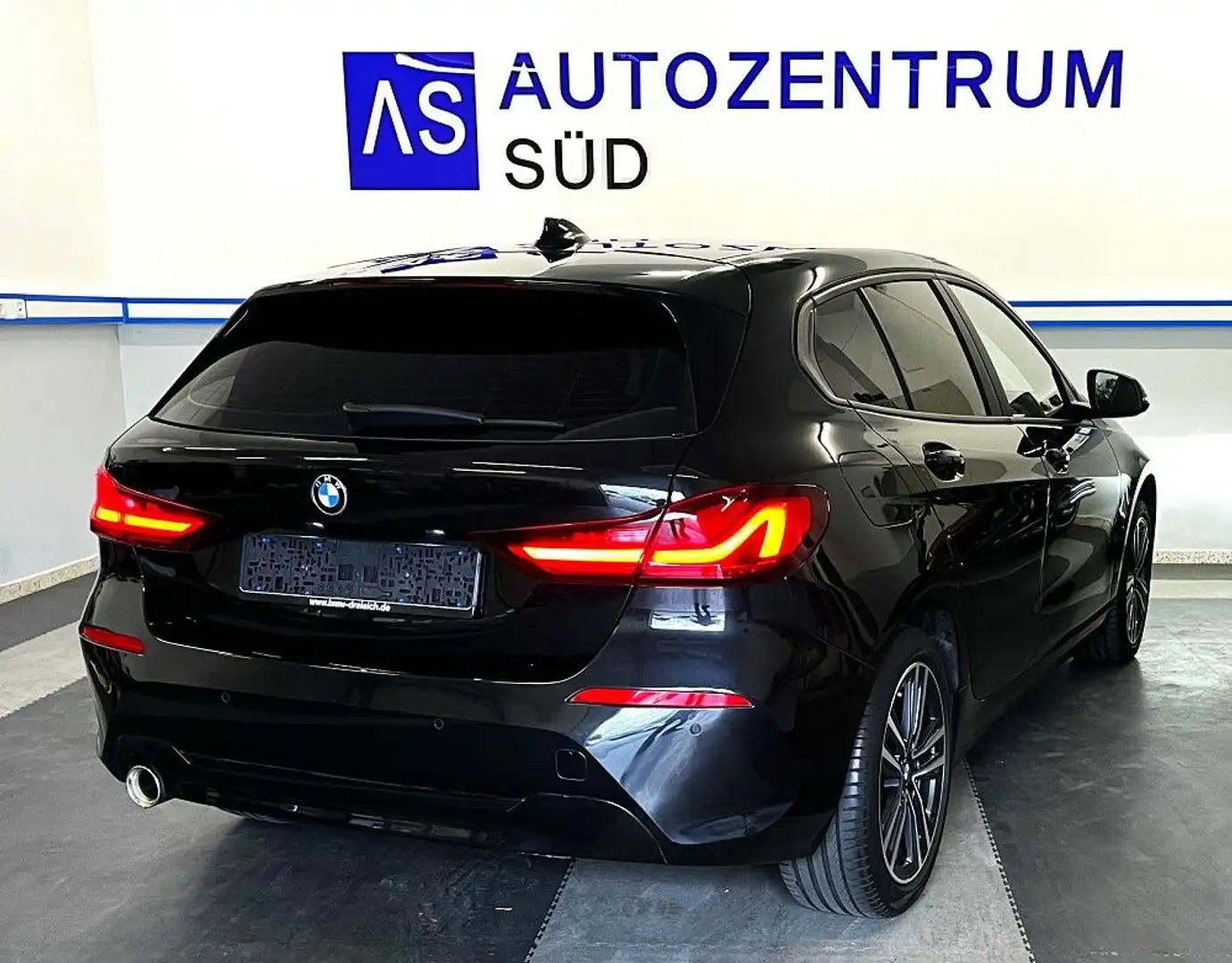 BMW 116 i Advantage AUT NAVI SHZ CARPLAY LED Schwarz - 2