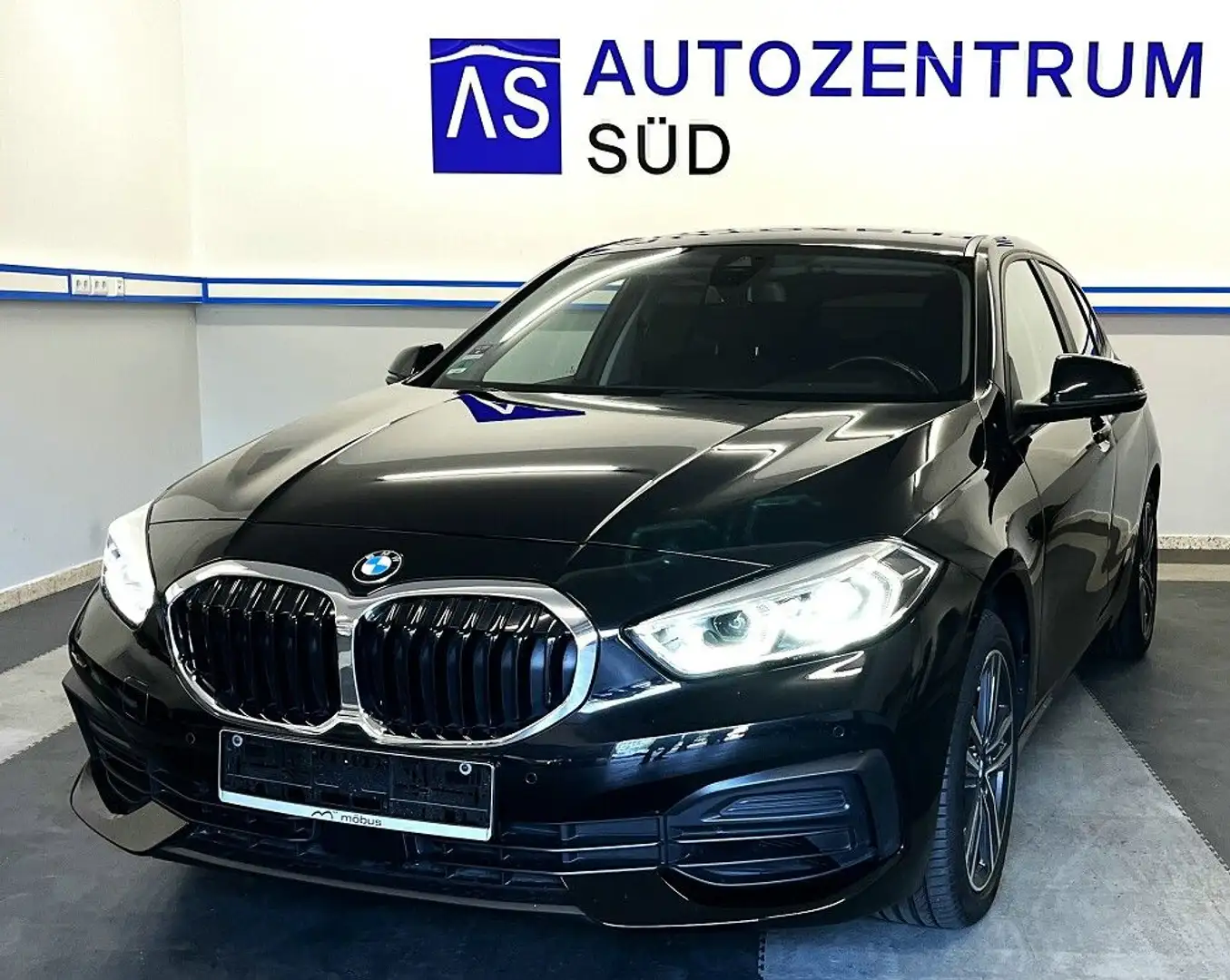 BMW 116 i Advantage AUT NAVI SHZ CARPLAY LED Schwarz - 1