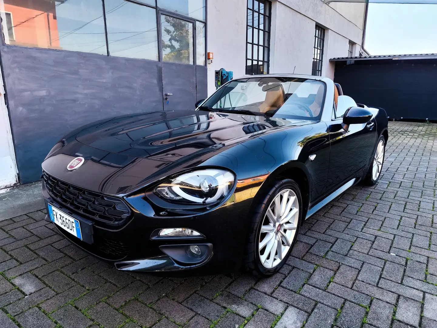 Fiat 124 Spider 124 Spider 1.4 m-air Lusso Schwarz - 1
