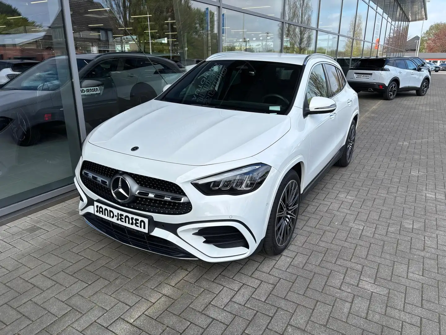 Mercedes-Benz GLA 200 AMG Line Premium AHK 20" Sounds Keyless Weiß - 2