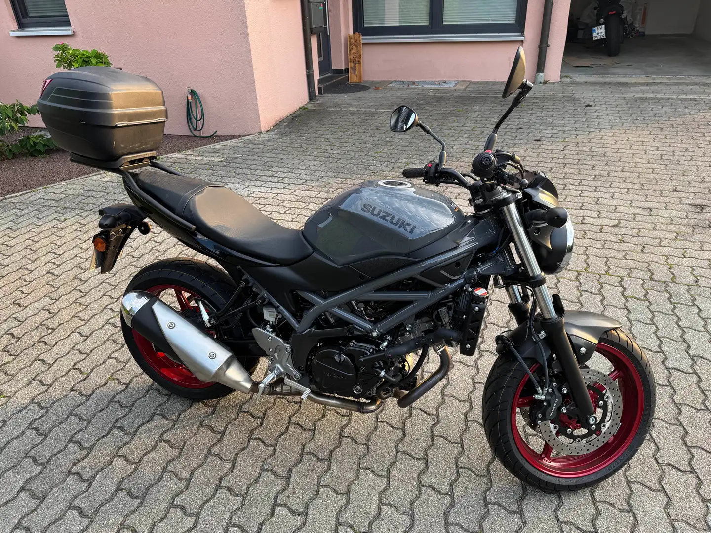 Suzuki SV 650 EZ 2024 – 495 km – Wie Neu – Topcase+ Tiefer Gris - 1