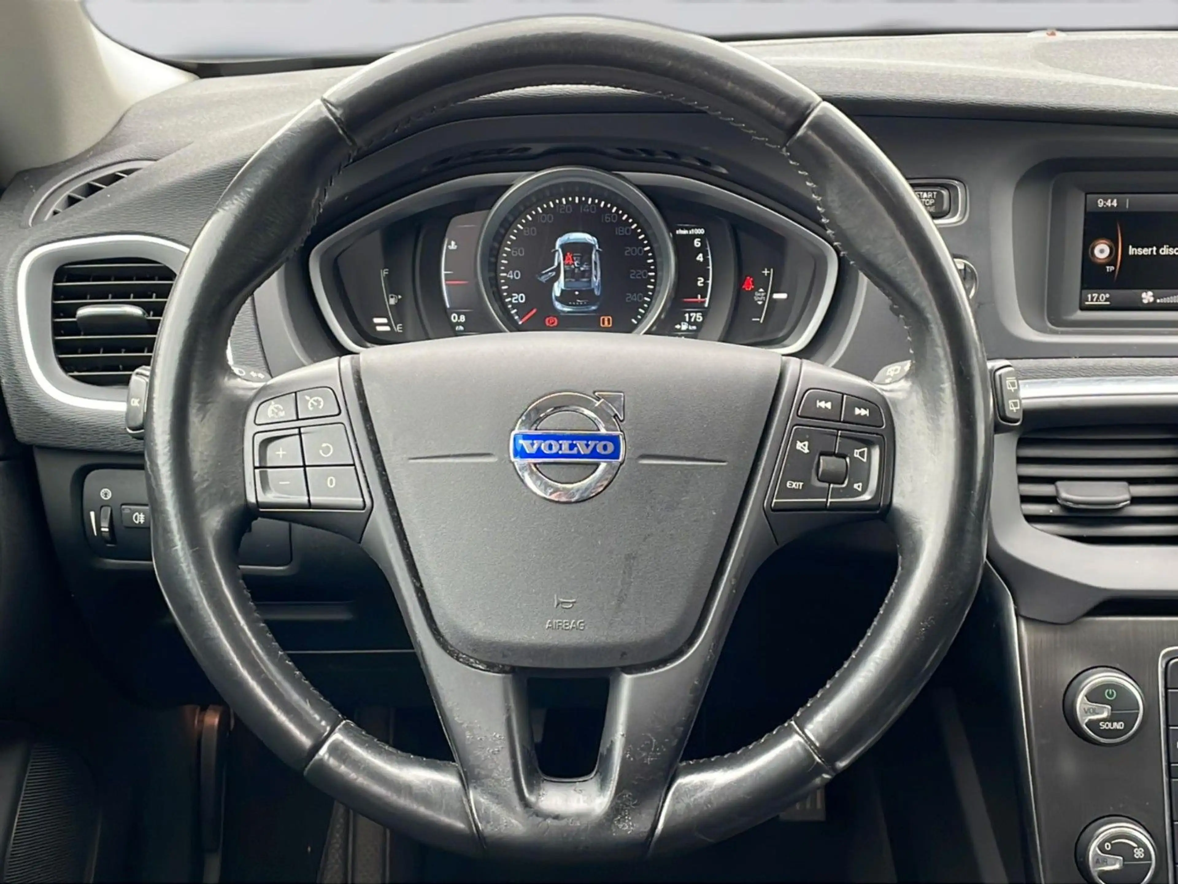 Volvo V40 — photo 13