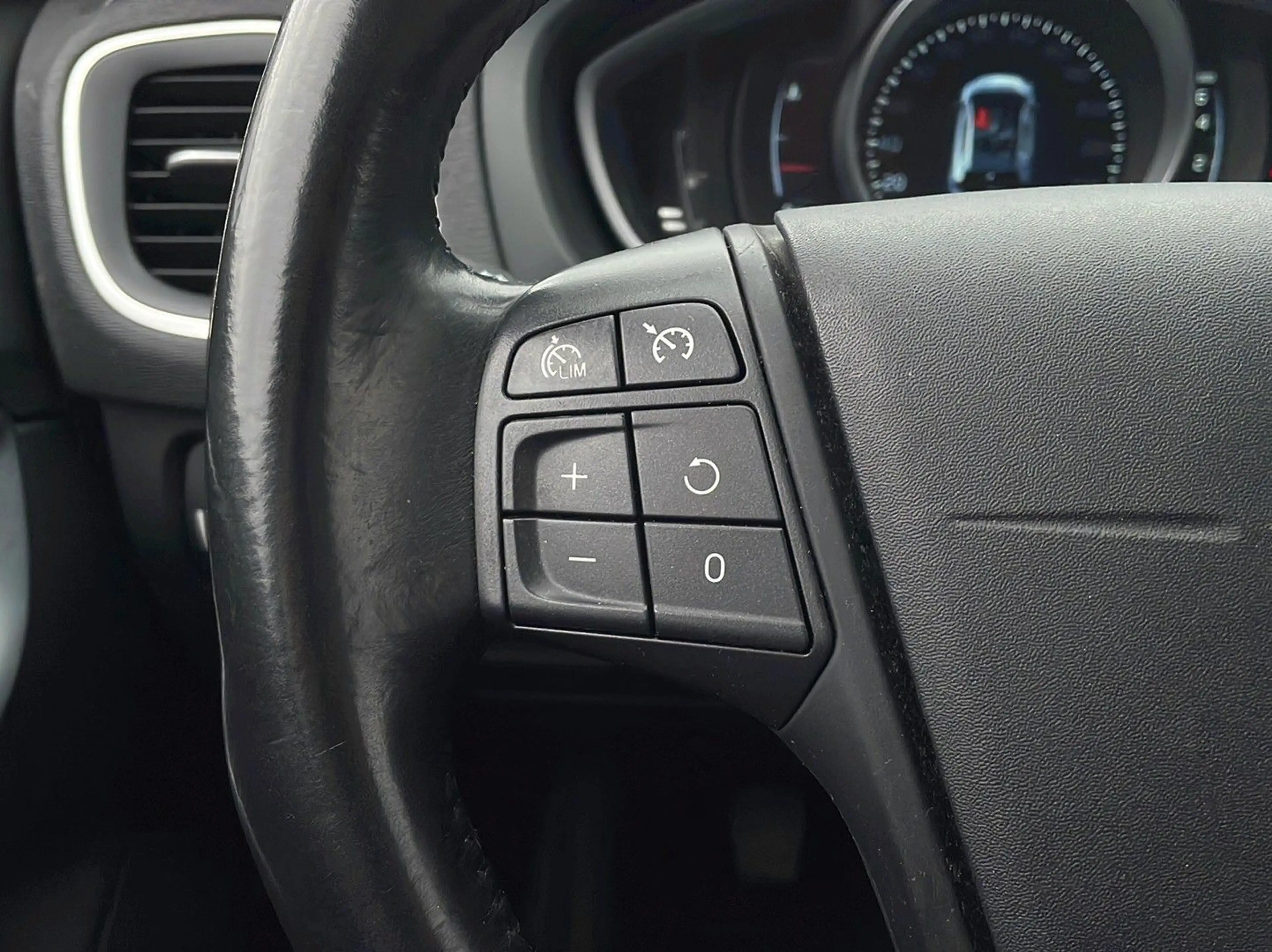 Volvo V40 — photo 15