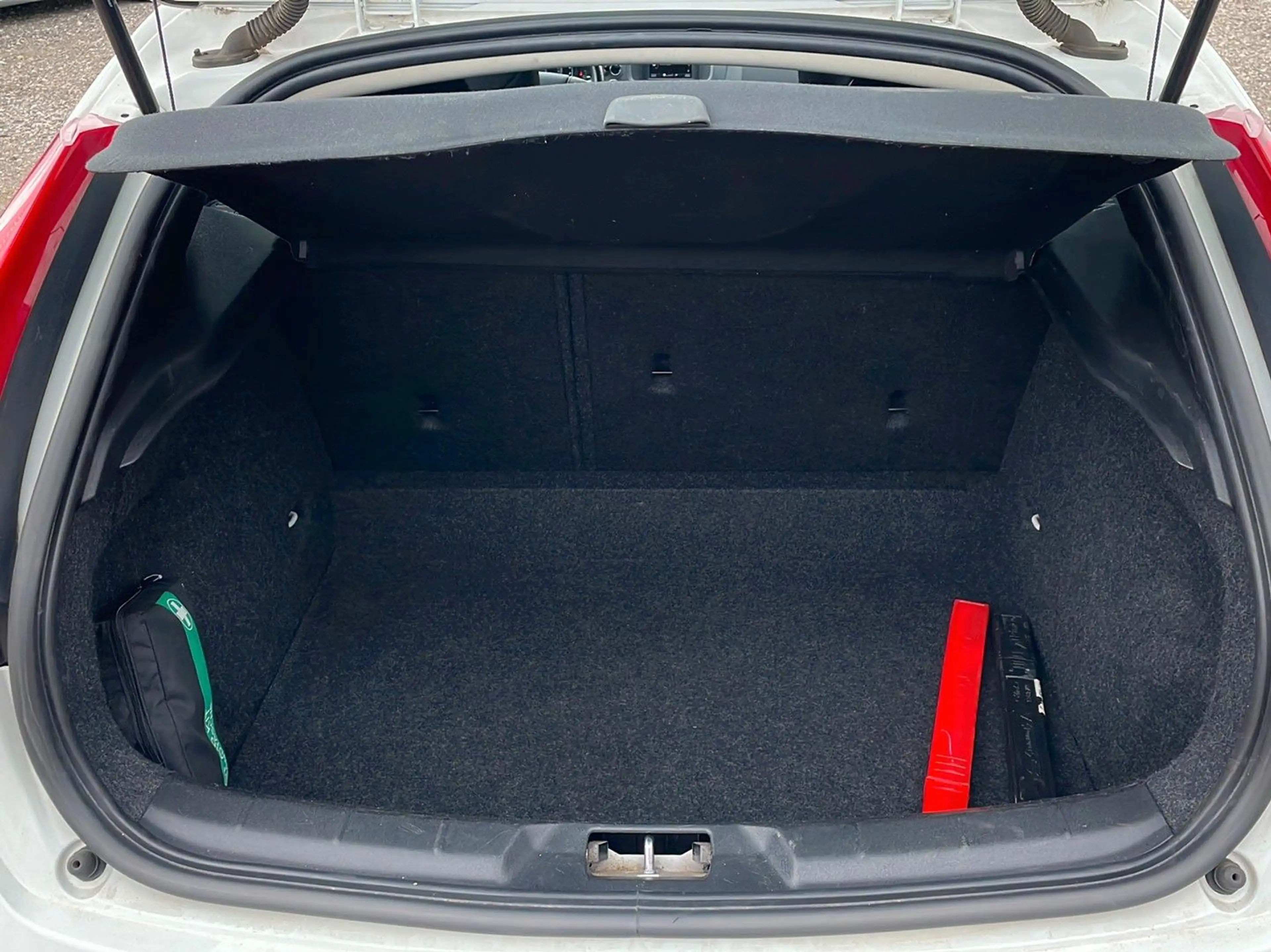 Volvo V40 — photo 11