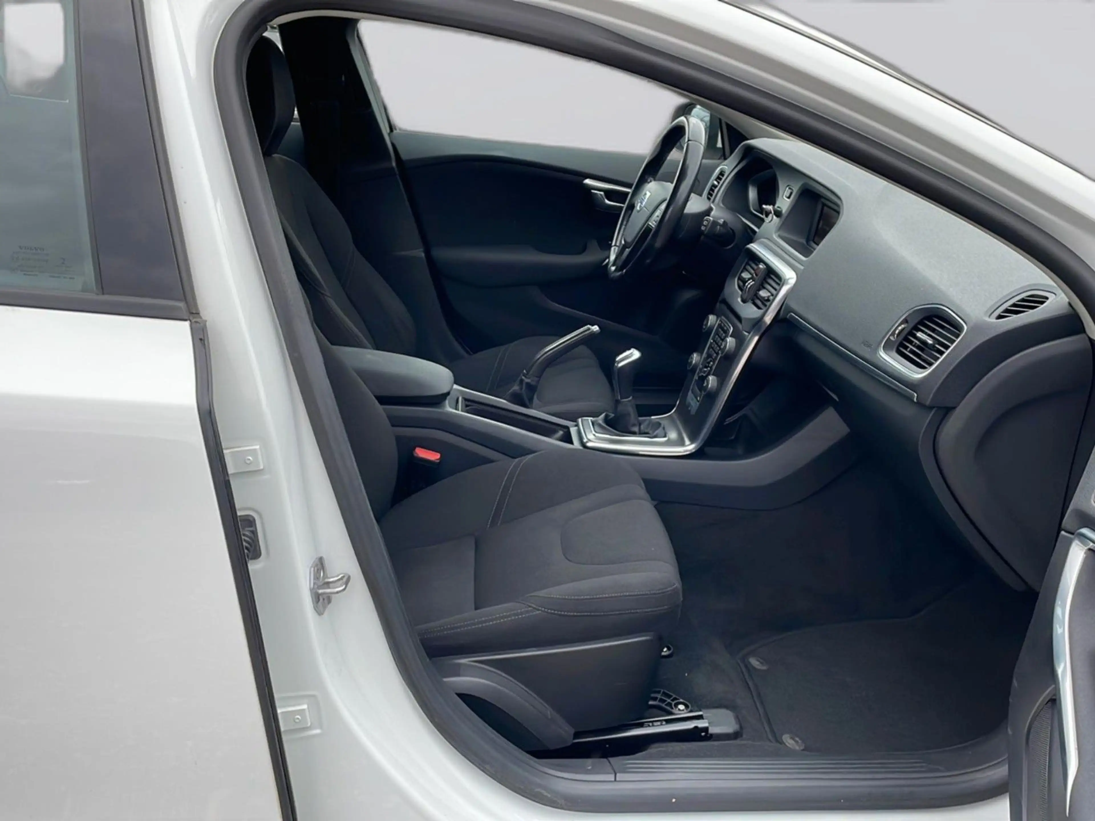 Volvo V40 — photo 10