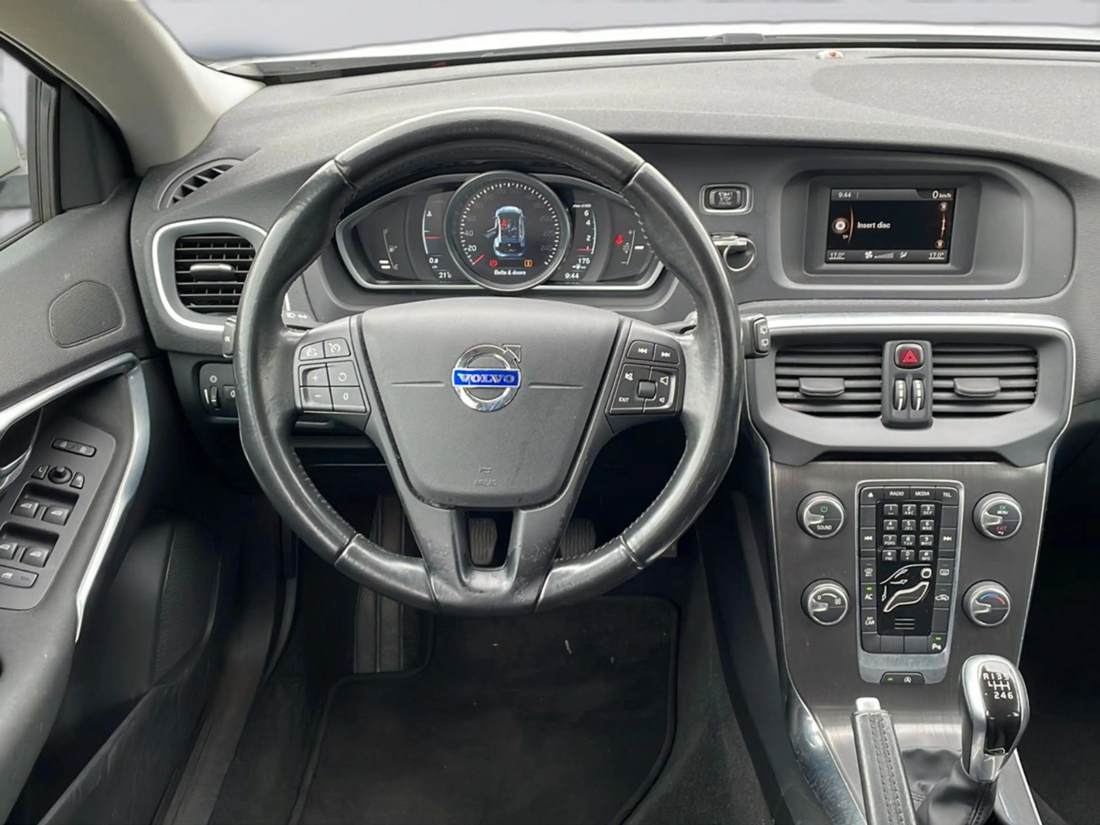 Volvo V40 — photo 12