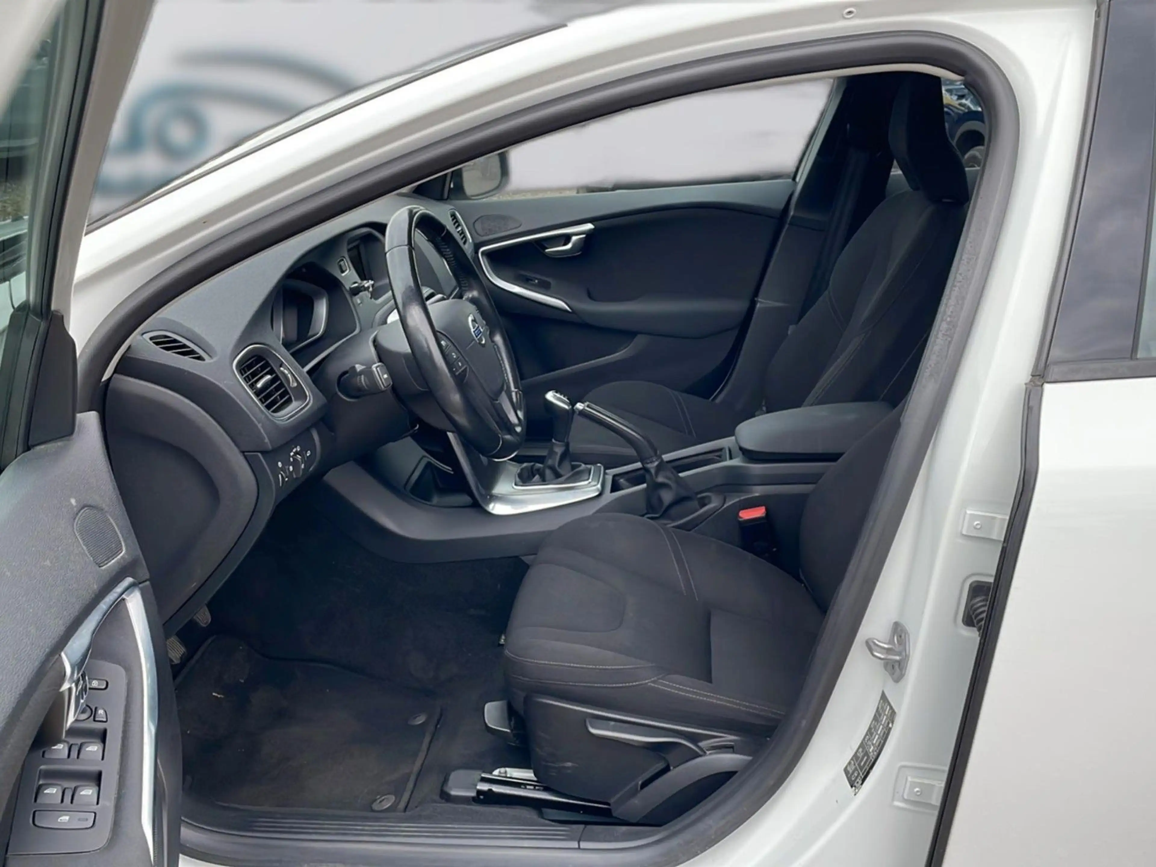 Volvo V40 — photo 8