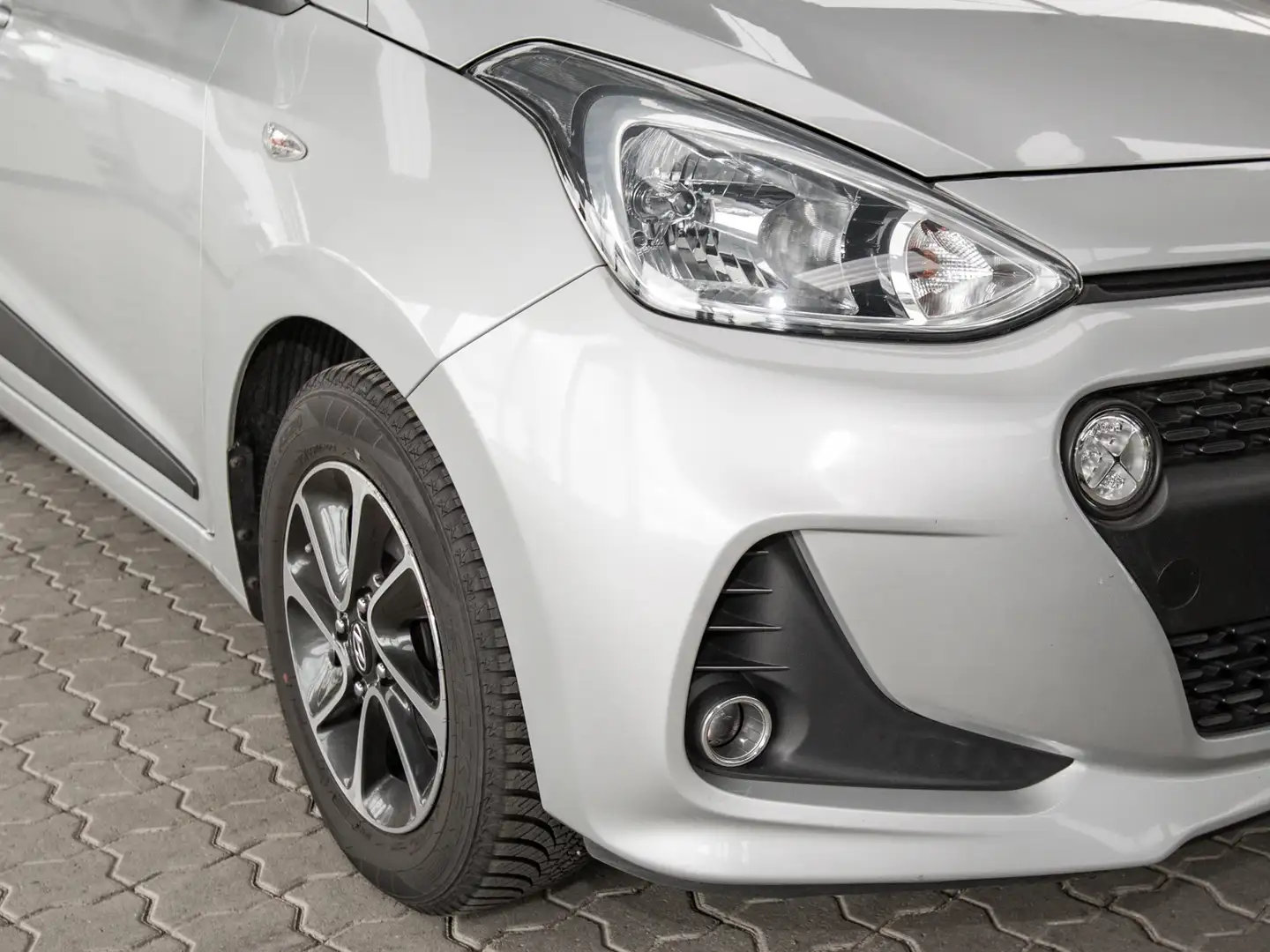 Hyundai i10 1.0 DAB+SHZ+LENKRADHZG+KLIMA+ALLWETTERREIFEN Zilver - 2