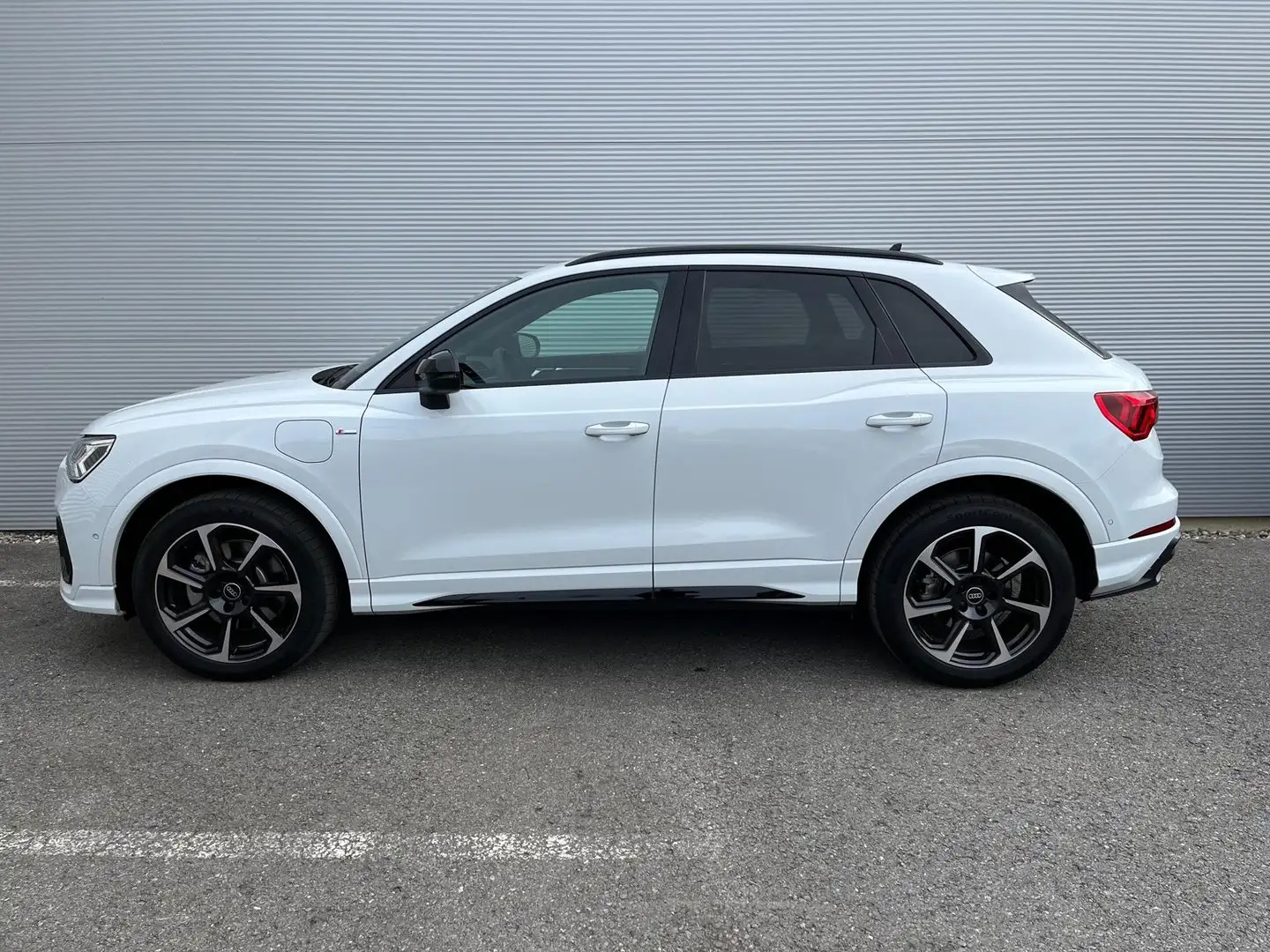 Audi Q3 e-tron 45 TFSI e S line exterieur Weiß - 2
