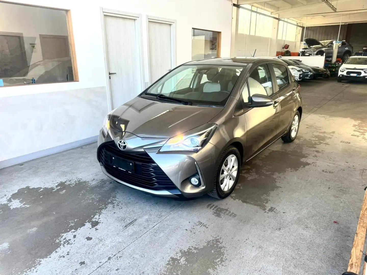 Toyota Yaris 5p 1.0 Lounge my18 Gris - 2