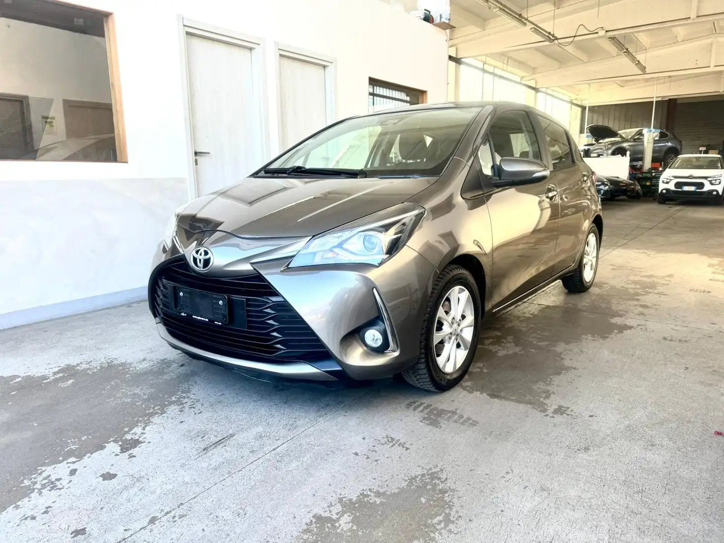 Toyota Yaris 5p 1.0 Lounge my18 Gris - 1