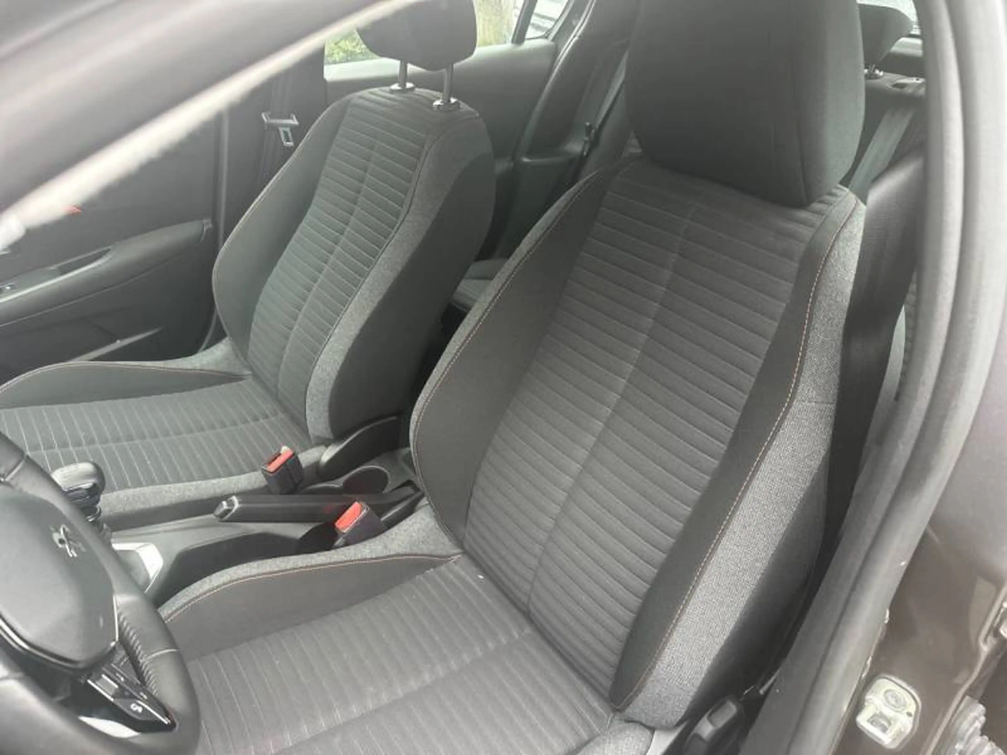 Peugeot 208 2 1.2 PureTech 100 MAN6 S&S Active Pack — photo 9