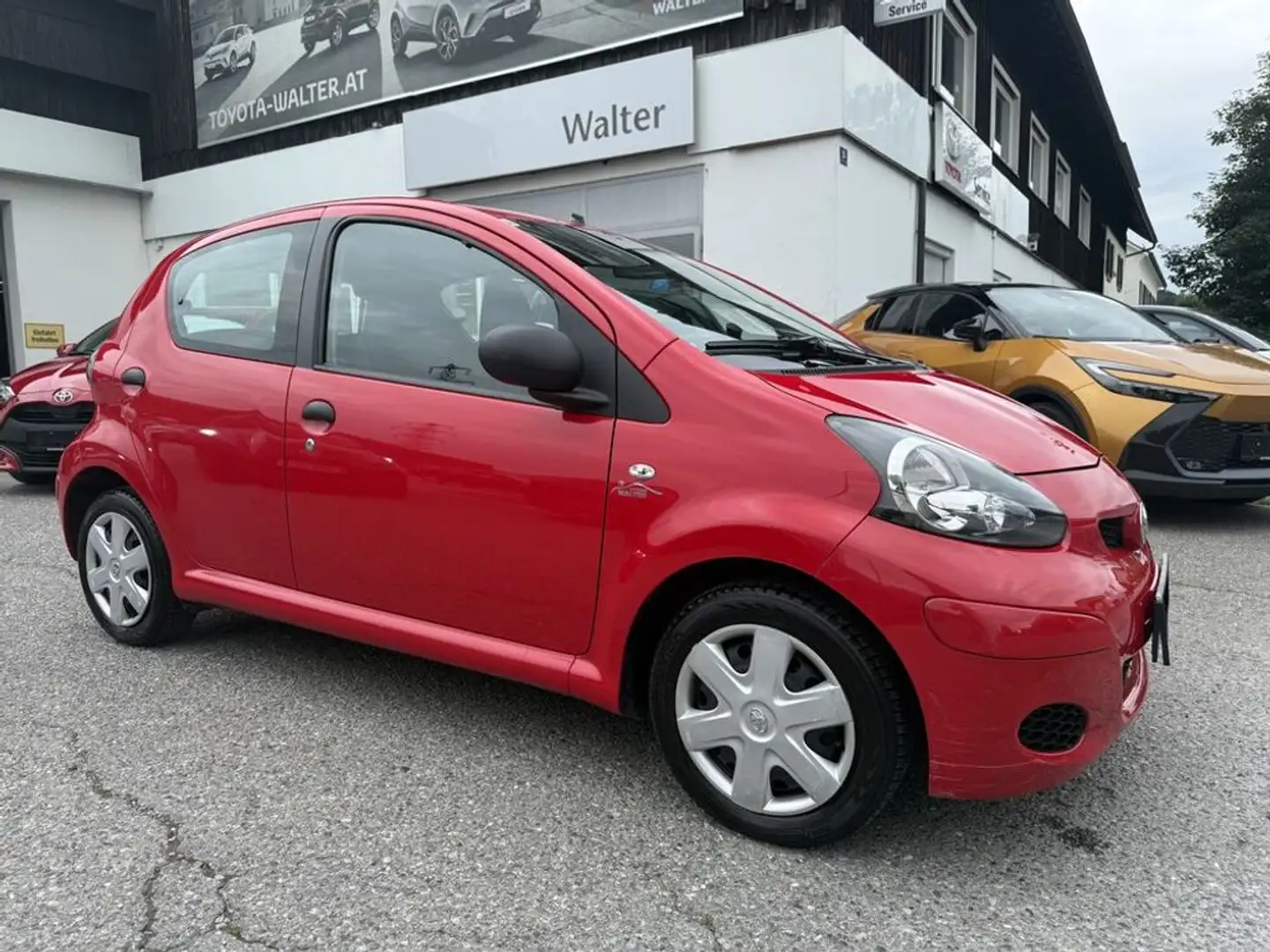 Toyota Aygo 1,0 VVT-i Young Rouge - 1