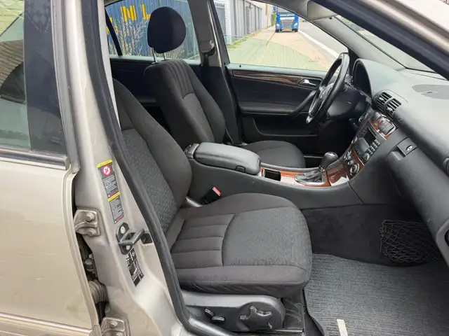 Mercedes-Benz C-Class view 9