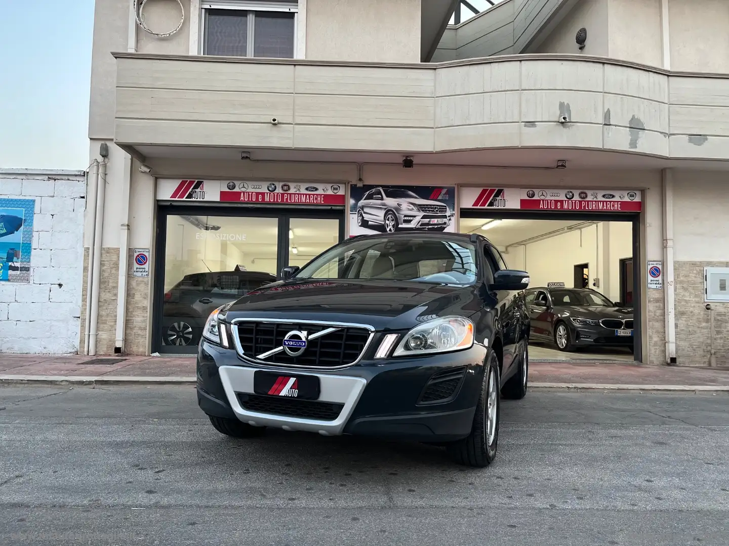 Volvo XC60 2.4 D 163 CV AWD R-design GANCIO TRAINO Grigio - 2