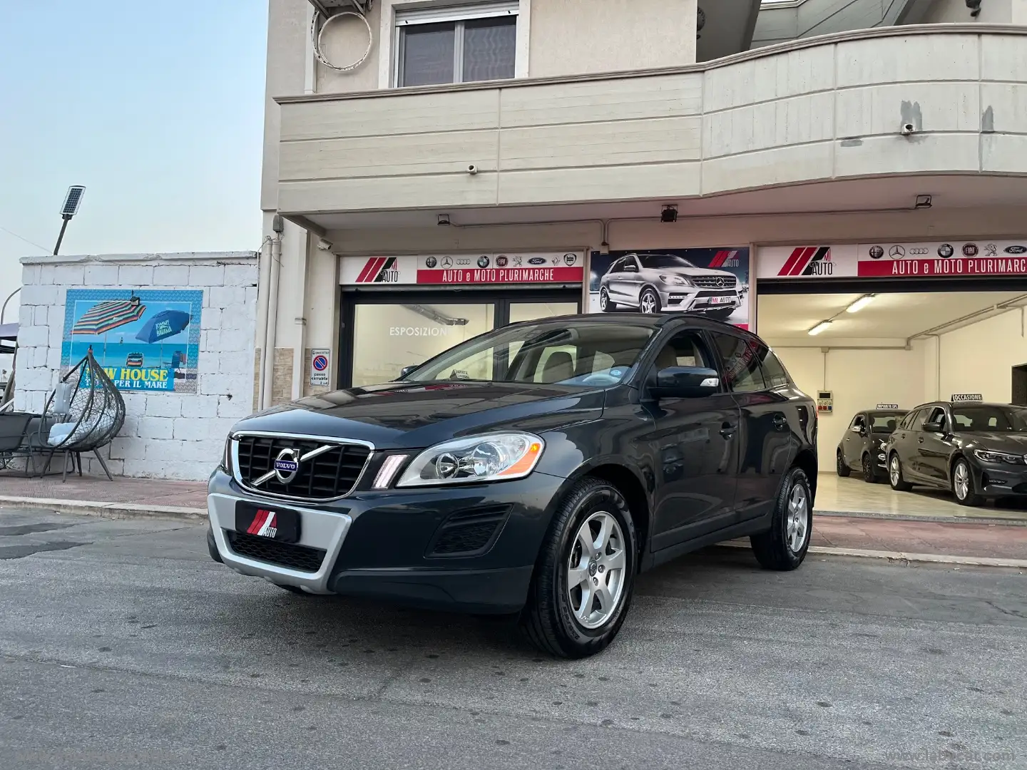 Volvo XC60 2.4 D 163 CV AWD R-design GANCIO TRAINO Grigio - 1