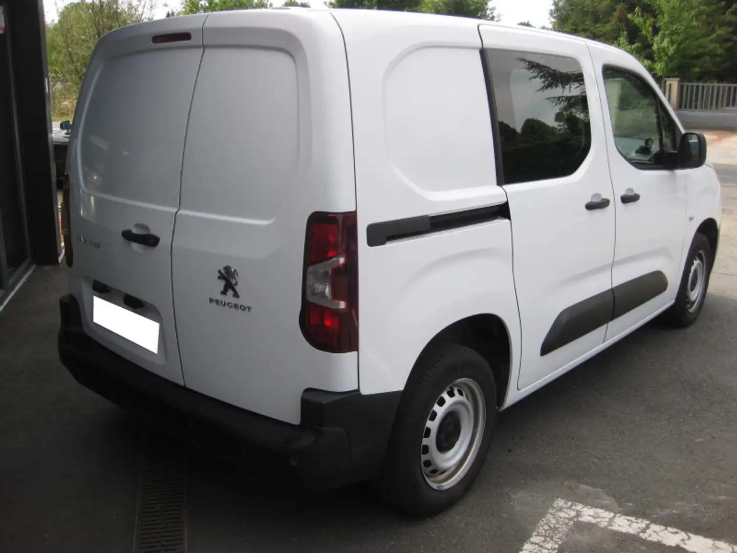 Peugeot Partner STANDARD 1000KG BLUEHDI 100CH S\u0026S BVM5 PREMIU Blanc - 2