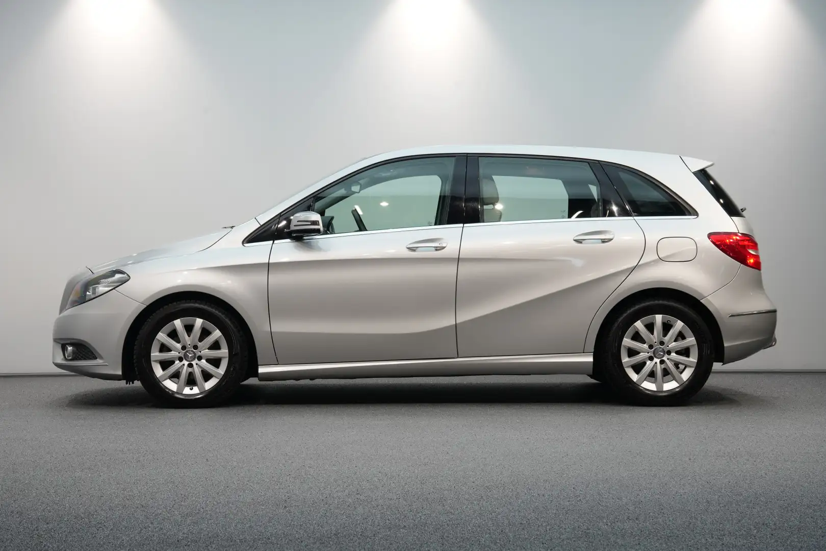 Mercedes-Benz B 180 ✅ WEGK.TREKHAAK ✅ NAVI ✅ 4 SEIZOEN BANDEN ✅ CRUISE Grijs - 2