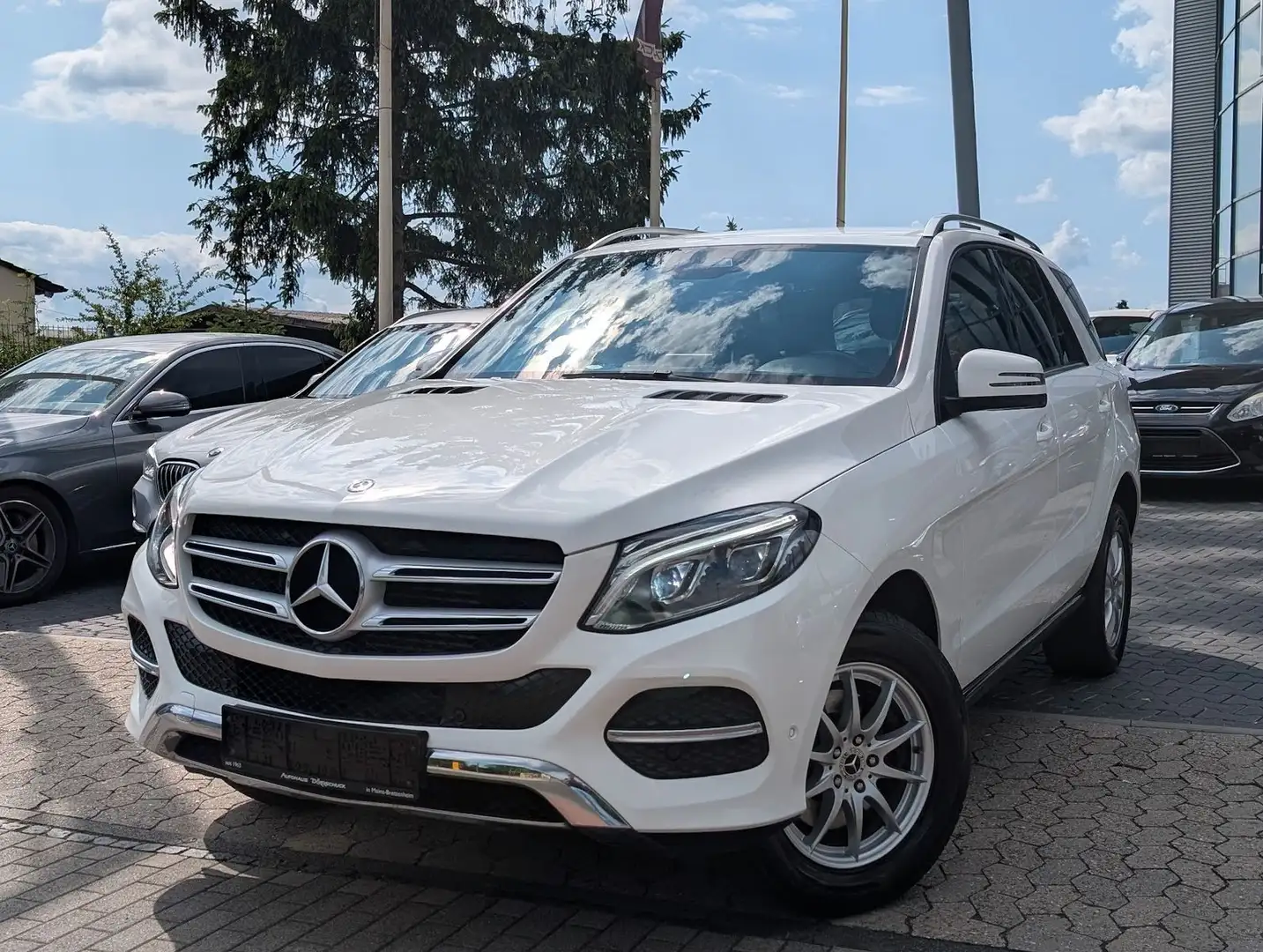 Mercedes-Benz GLE 250 d 4Matic Navi. RFK. Sitzh. AHK. BT Biały - 2